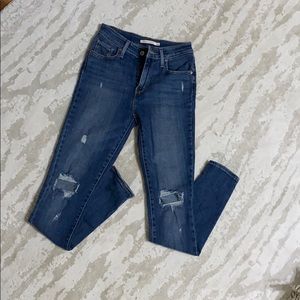 Distressed Levi’s 721 skinny jeans